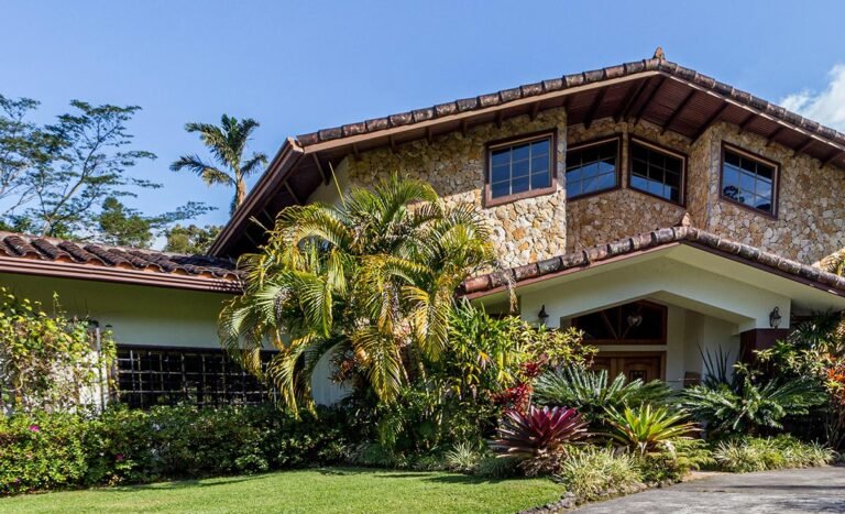 casa de dos pisos cafe y patio verde