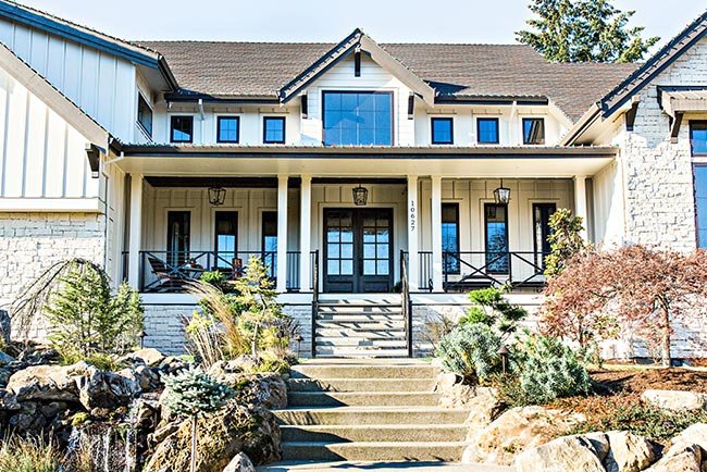 casa de dos pisos y escaleras en la entrada