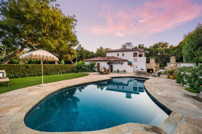 casa de dos pisos con alberca