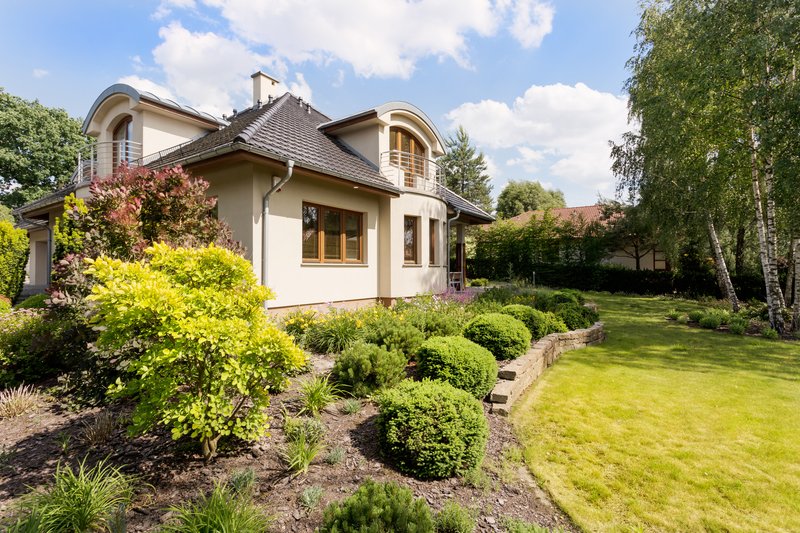 casa blanca con patio verde