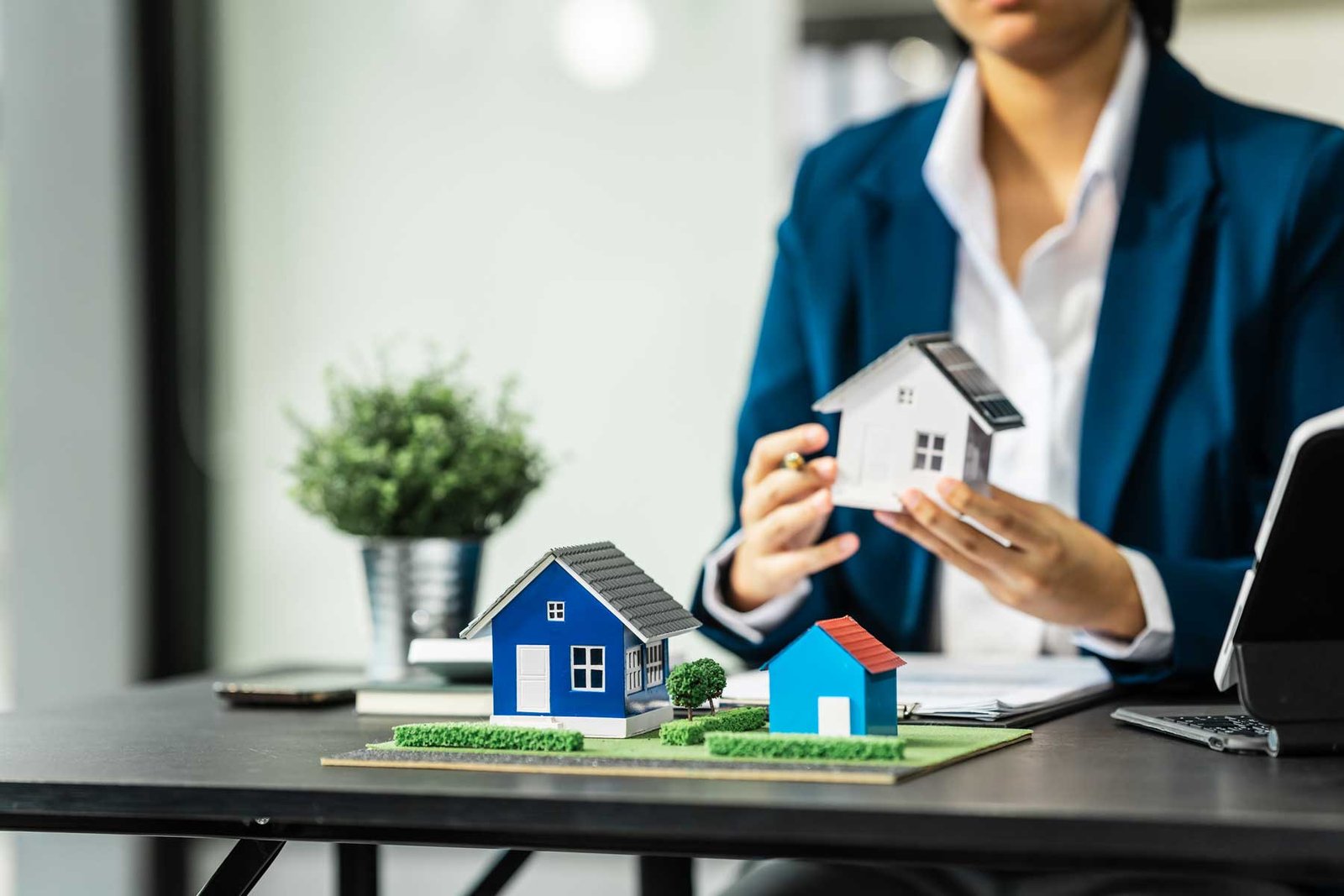 hombre comparando maquetas de casas